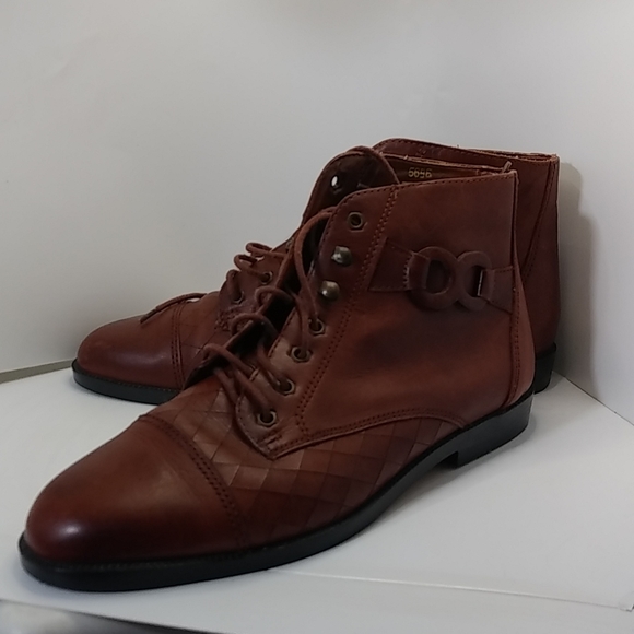 THE LEATHER CONNECTION BOOTIE - Picture 1 of 8